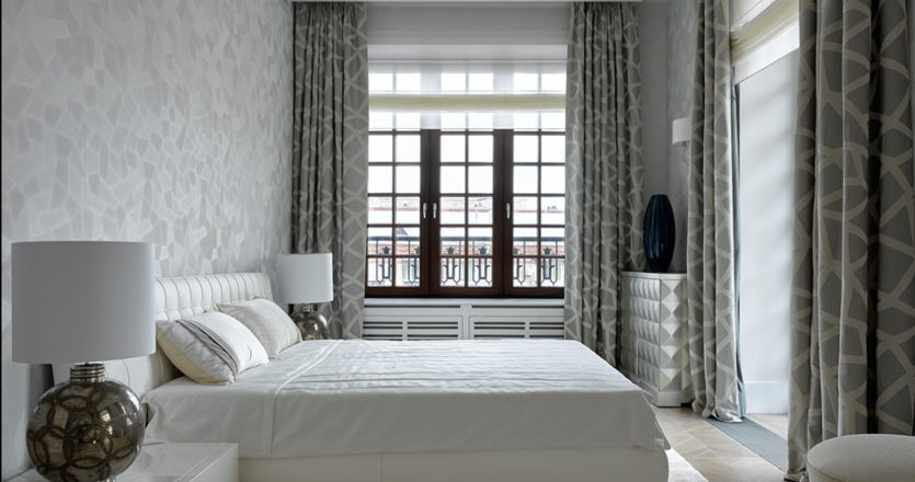 Дизайн спальни с двумя окнами: идеи и советы по оформлению