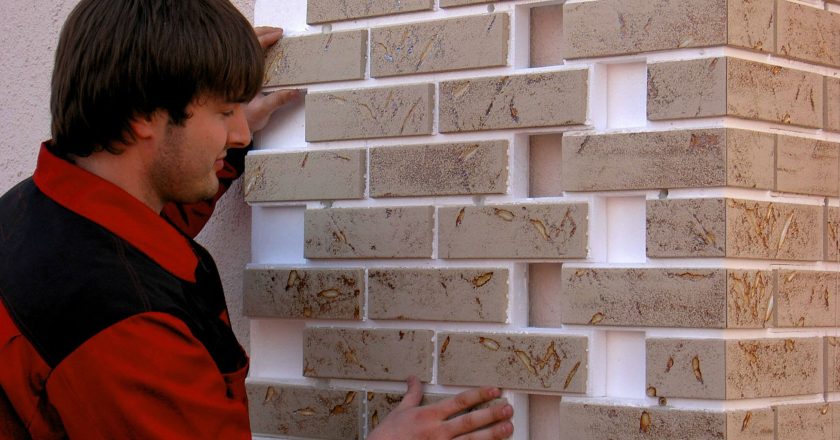 Как выбрать экономичный фасад для дома: популярные и доступные материалы