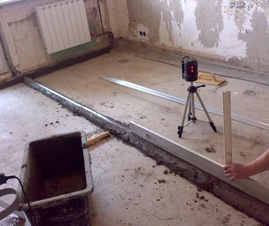 Как выровнять неровный пол в квартире: причины, способы и советы