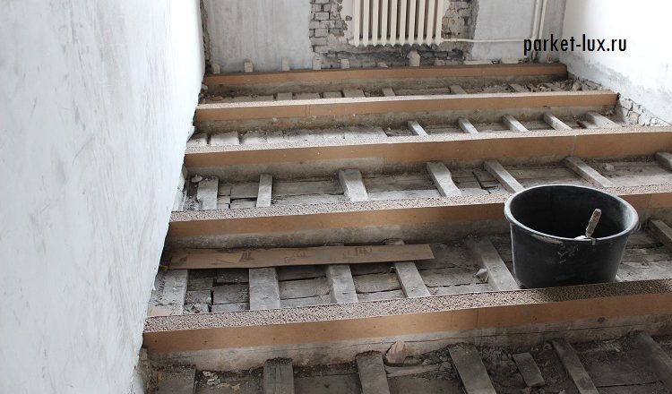 Как выровнять пол в старой квартире с деревянными перекрытиями