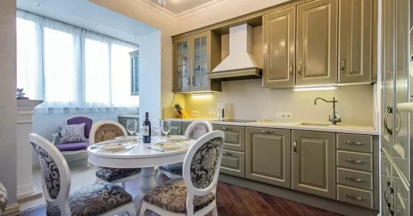 Кухня, объединенная с балконом: Дизайн и размещение дивана