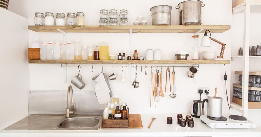 Кухонные полки: организация пространства и стильный дизайн