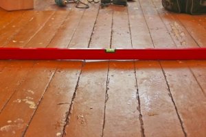 Укладка ламината на неровный пол: причины, способы выравнивания и рекомендации