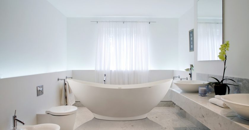 Ванная комната с окном: преимущества, дизайн и обеспечение конфиденциальности